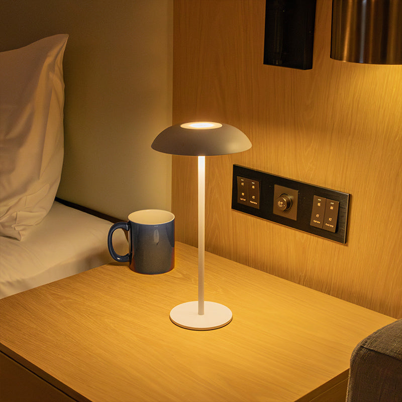 Lampe de table sans fil élégante avec contrôle tactile en fer – Rechargeable USB-C, lumière LED blanc chaud pour usage de chevet ou de bureau