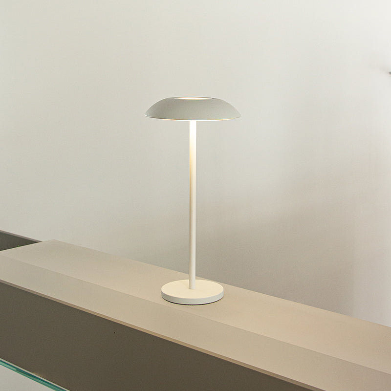 Lampe de table sans fil élégante avec contrôle tactile en fer – Rechargeable USB-C, lumière LED blanc chaud pour usage de chevet ou de bureau