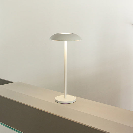 Lampe de table sans fil élégante avec contrôle tactile en fer – Rechargeable USB-C, lumière LED blanc chaud pour usage de chevet ou de bureau