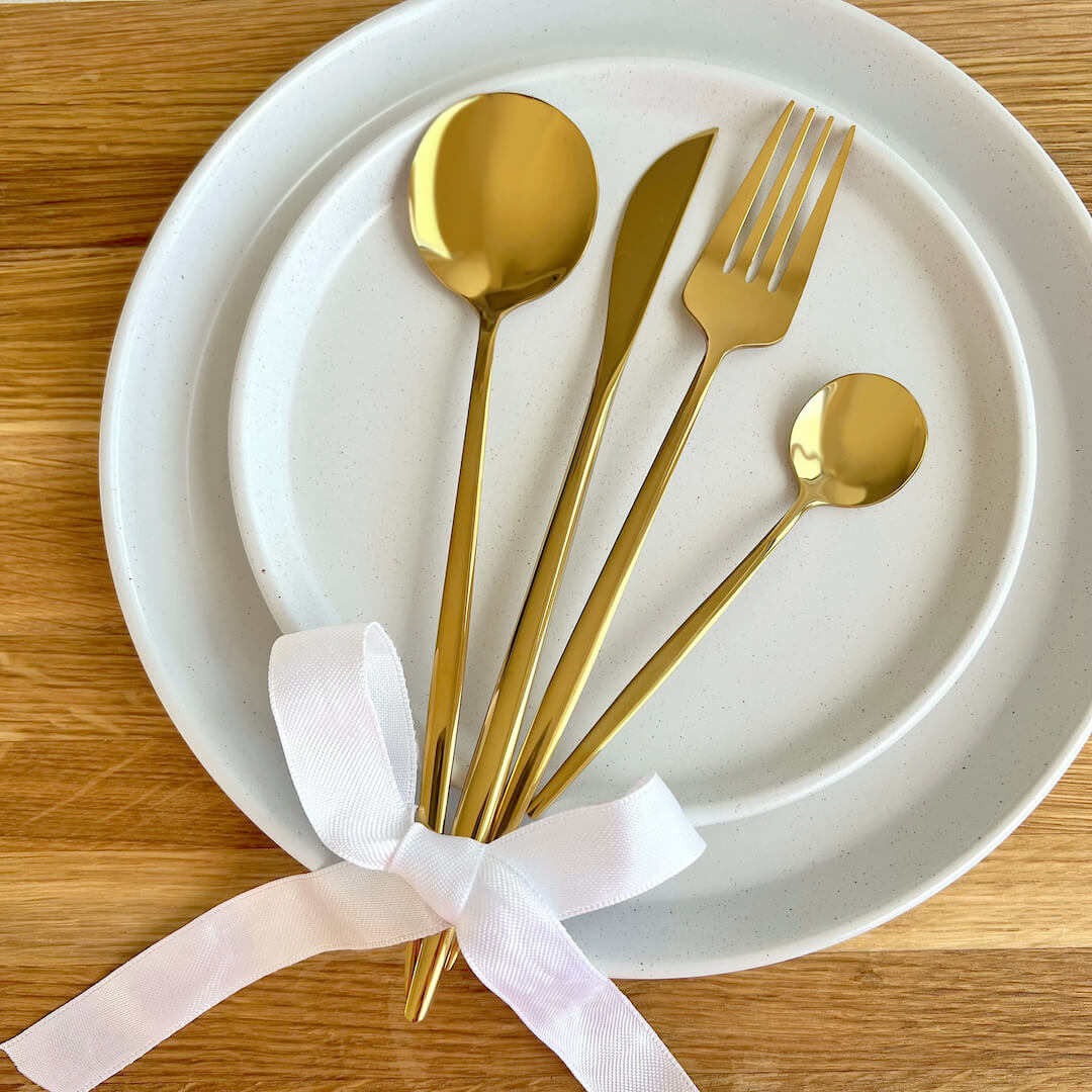 Minimalist Gold Flatware Set – 24-Piece Stainless Steel Cutlery Set for Elegant Dining