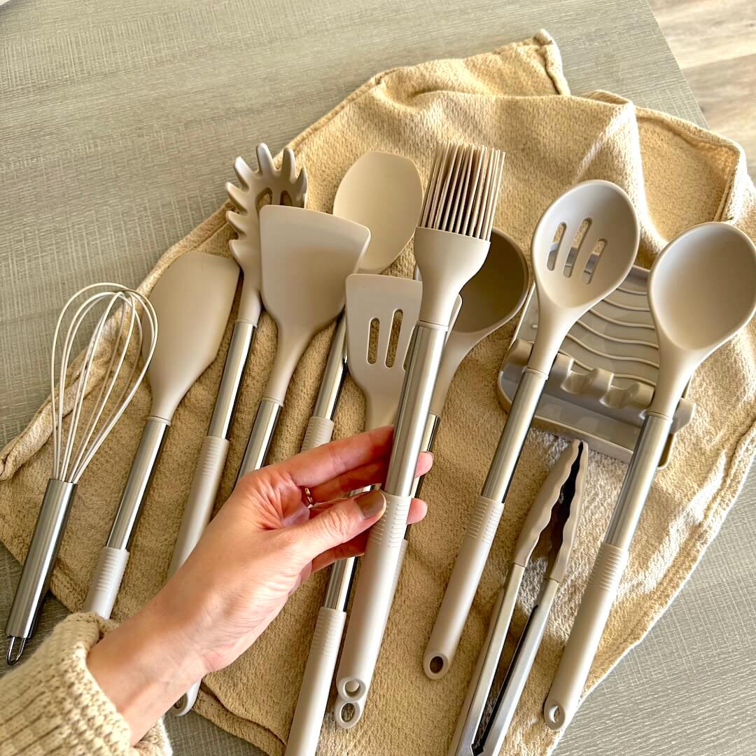 12-Piece Silicone Kitchen Utensil Set with Storage Bucket – Heat Resistant Cooking Utensils Including Spatula and Whisk