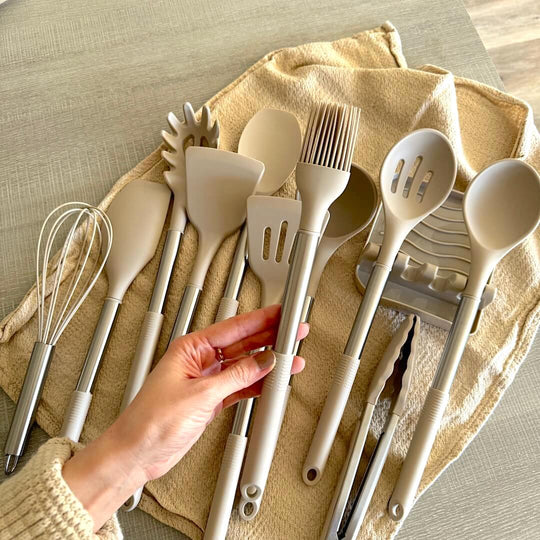 12-Piece Silicone Kitchen Utensil Set with Storage Bucket – Heat Resistant Cooking Utensils Including Spatula and Whisk