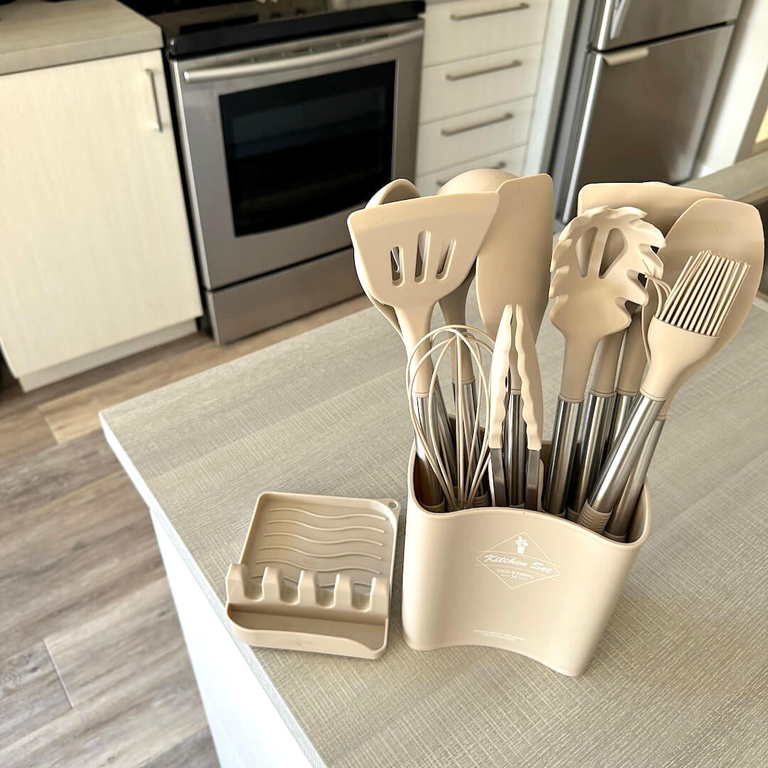 12-Piece Silicone Kitchen Utensil Set with Storage Bucket – Heat Resistant Cooking Utensils Including Spatula and Whisk