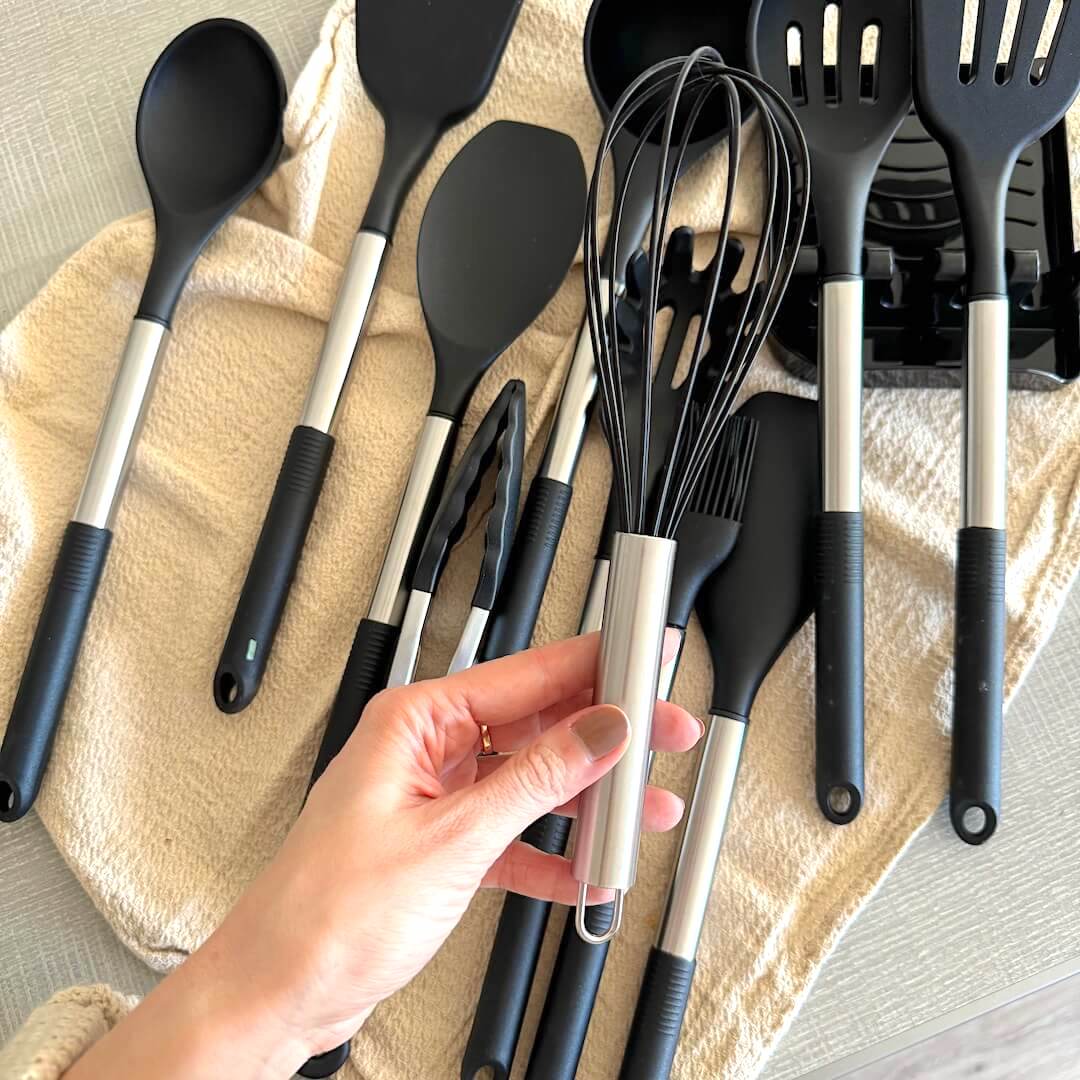 12-Piece Silicone Kitchen Utensil Set with Storage Bucket – Heat Resistant Cooking Utensils Including Spatula and Whisk