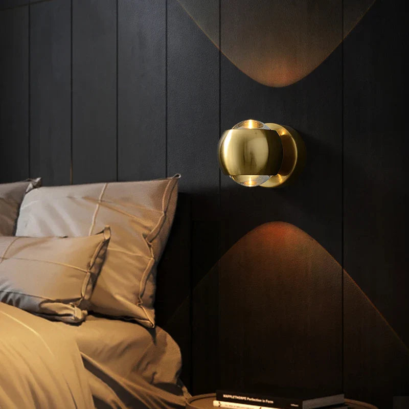 Modern Brass Wall Lamp with Adjustable Directional Lighting – Elegant Sconce Light for Home Décor
