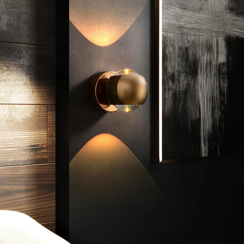 Modern Brass Wall Lamp with Adjustable Directional Lighting – Elegant Sconce Light for Home Décor