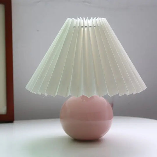 Vintage Pleated Shade Table Lamp – Elegant Retro Nightstand Lighting