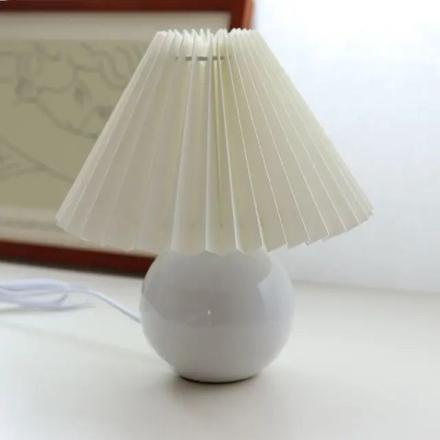 Vintage Pleated Shade Table Lamp – Elegant Retro Nightstand Lighting
