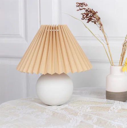 Vintage Pleated Shade Table Lamp – Elegant Retro Nightstand Lighting