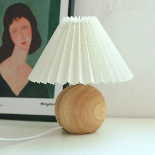 Vintage Pleated Shade Table Lamp – Elegant Retro Nightstand Lighting