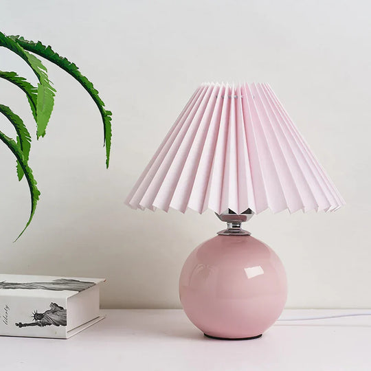 Vintage Pleated Shade Table Lamp – Elegant Retro Nightstand Lighting