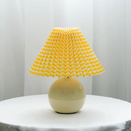 Vintage Pleated Shade Table Lamp – Elegant Retro Nightstand Lighting