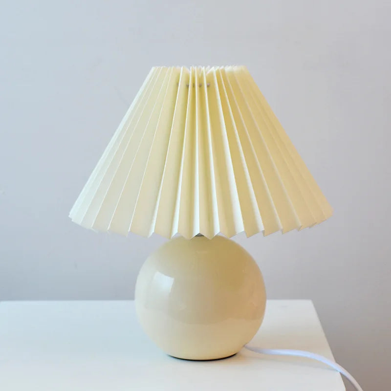 Vintage Pleated Shade Table Lamp – Elegant Retro Nightstand Lighting