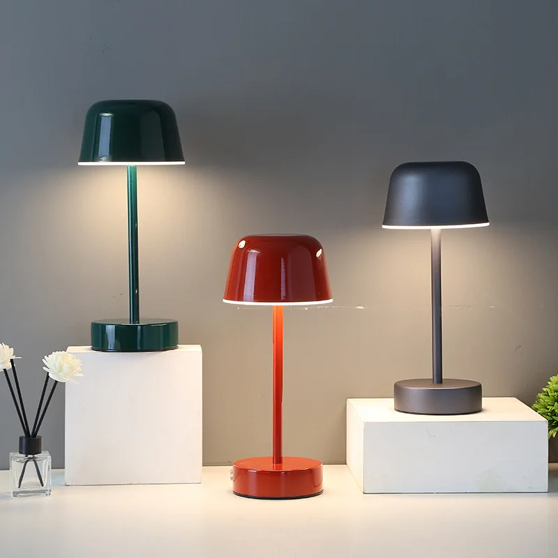 Moderne dimbare tafellamp - Draadloos, verstelbare helderheid, drie lichtkappen, batterijgevoed, compact ontwerp voor thuis of kantoor