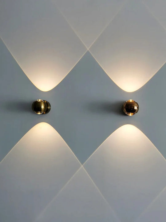 Modern Brass Wall Lamp with Adjustable Directional Lighting – Elegant Sconce Light for Home Décor