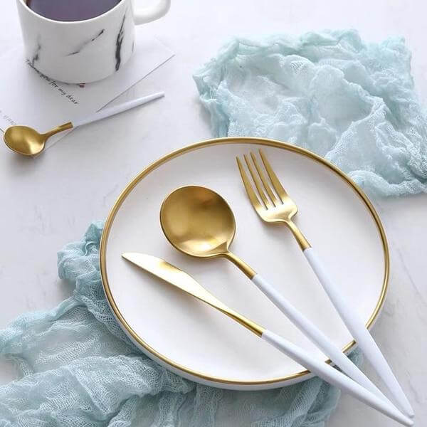 Modern White and Gold Flatware Set – 24-Piece Stainless Steel Cutlery for Elegant Dining